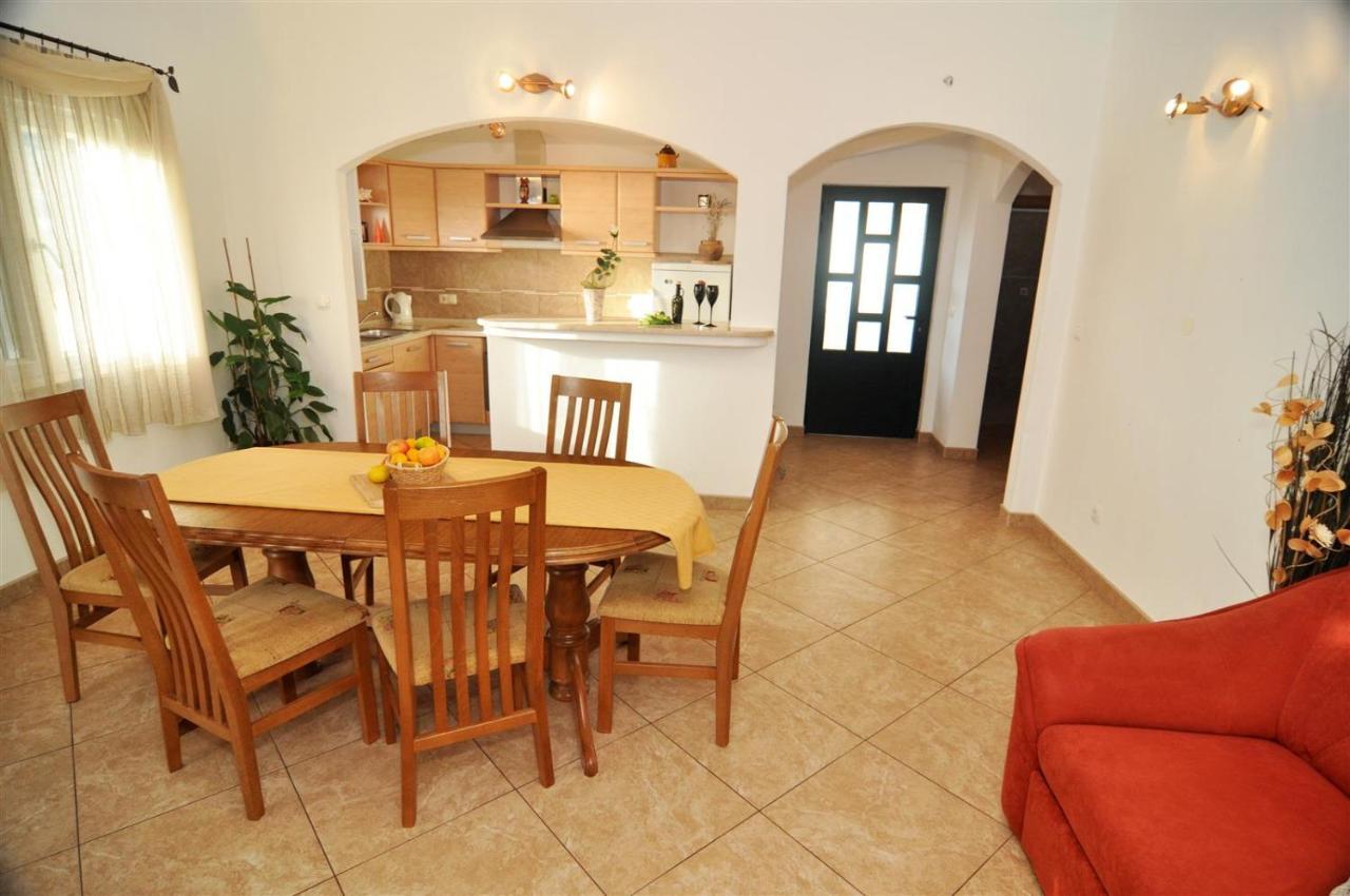 Apartmani Rokic Seget Vranjica Bagian luar foto